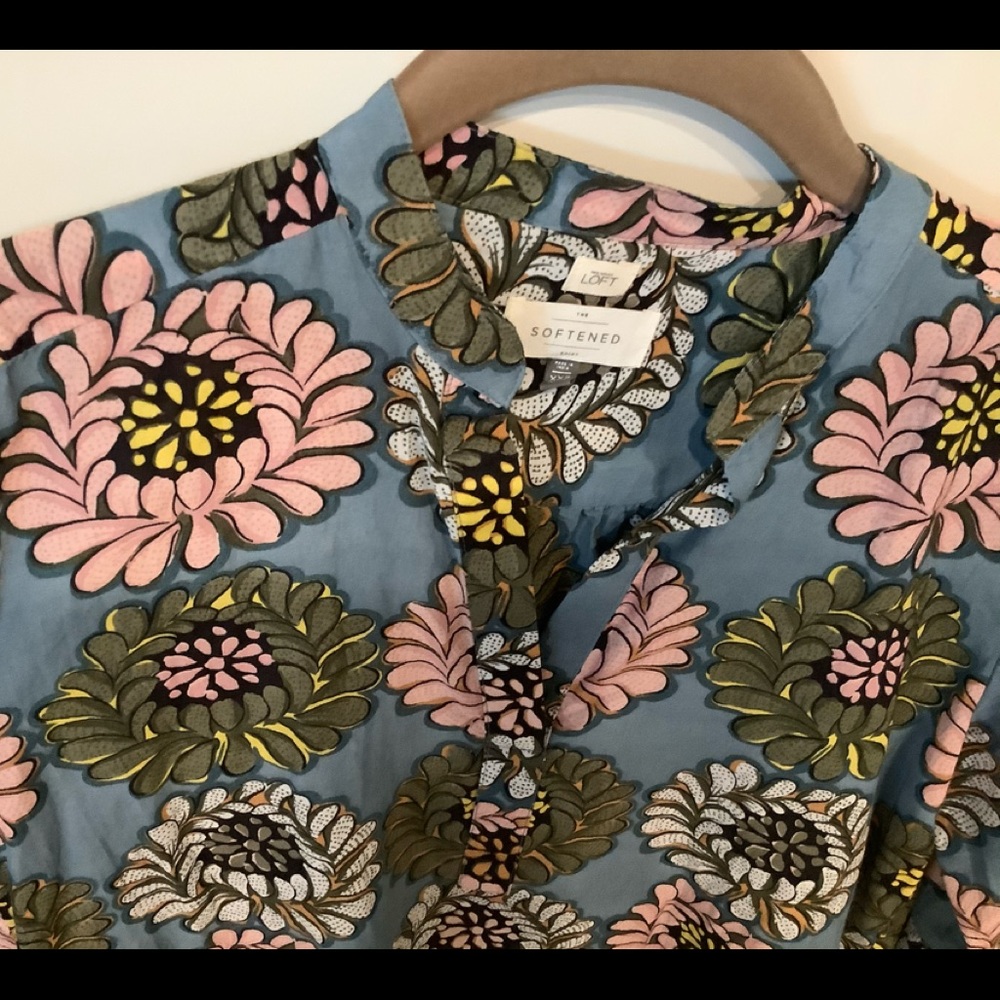 LOFT LIGHT COTTON TOP. BELL SLEEVES. SPLIT NECK.